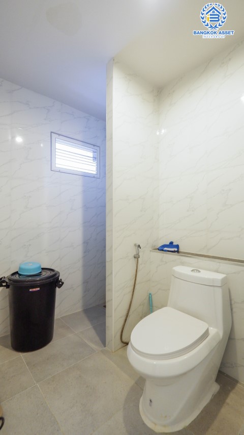 *****บ้านแฝดมือสองย่านนนทบุรี ม.ซื่อตรง รัตนาธิเบศร์ เนื้อที่ 36 ตร.ว. ฟังก์ชัน 3 ห้องนอน 3 ห้องน้ำ 1 ที่จอด แถมฟรี! 4 เครื่องปรับอากาศ 1 เครื่องทำน้ำอุ่น 1 เครื่องดูดควัน บนทำเลยอดเยี่ยม เพียง 3 นาทีถึงรถไฟฟ้าสาสยสีม่วง "สถานีไทรม้า" ใกล้เซ็นทรัล รัตนาธิเบศร์ และทางด่วน "งามวงศ์วาน"